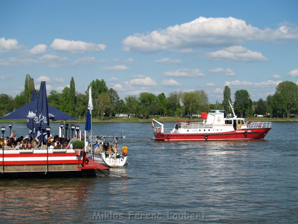 Motor Segelboot mit Motorschaden trieb gegen Alte Liebe bei Koeln Rodenkirchen P042.JPG